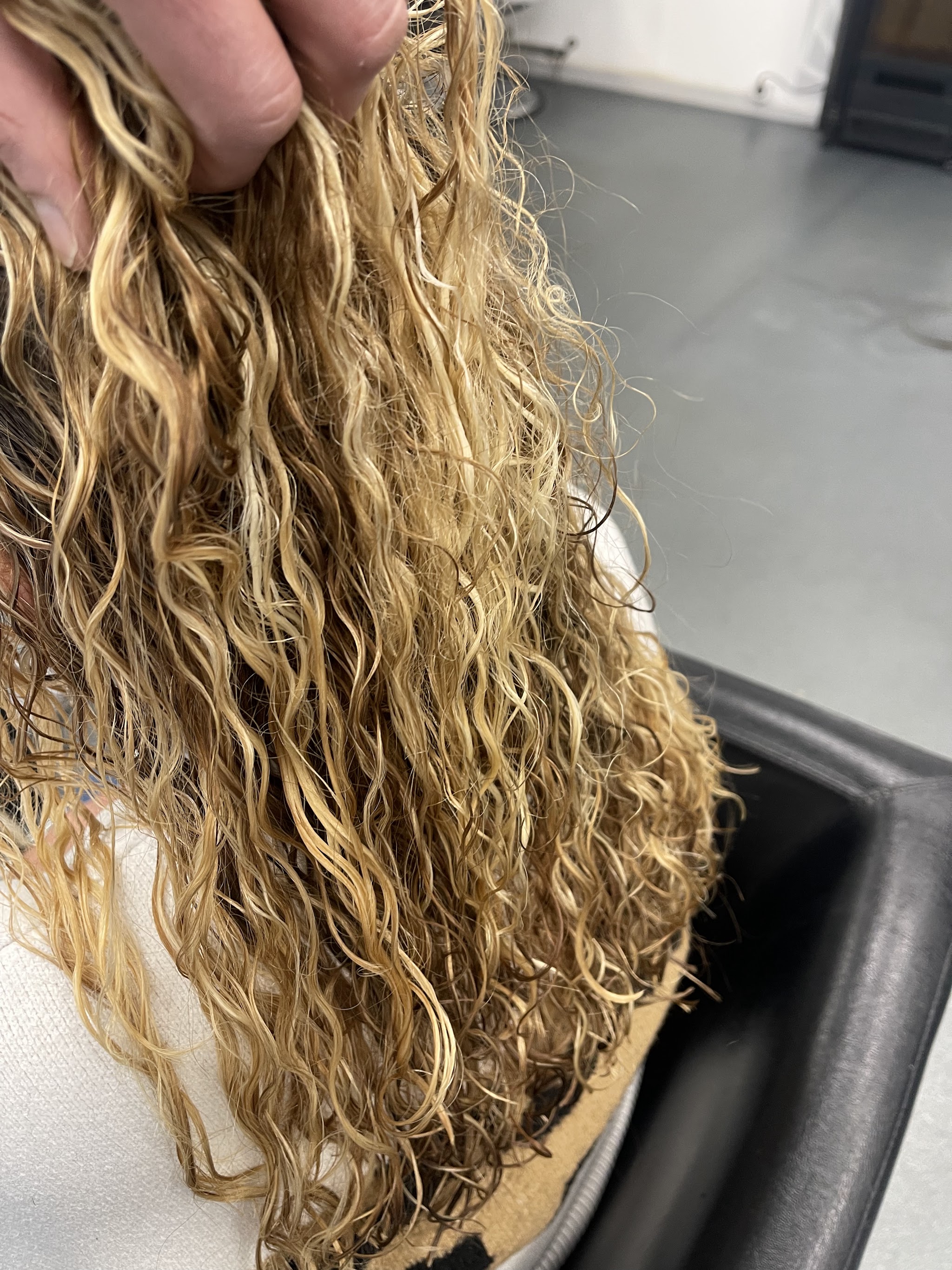 Blond krullend haar, van dichtbij