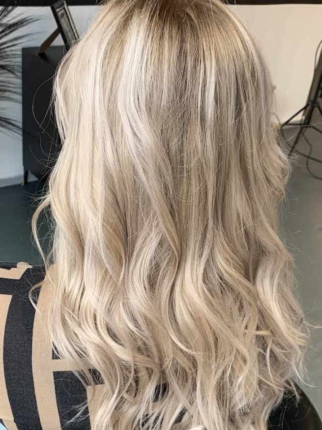Lang blond haar met zachte slagen