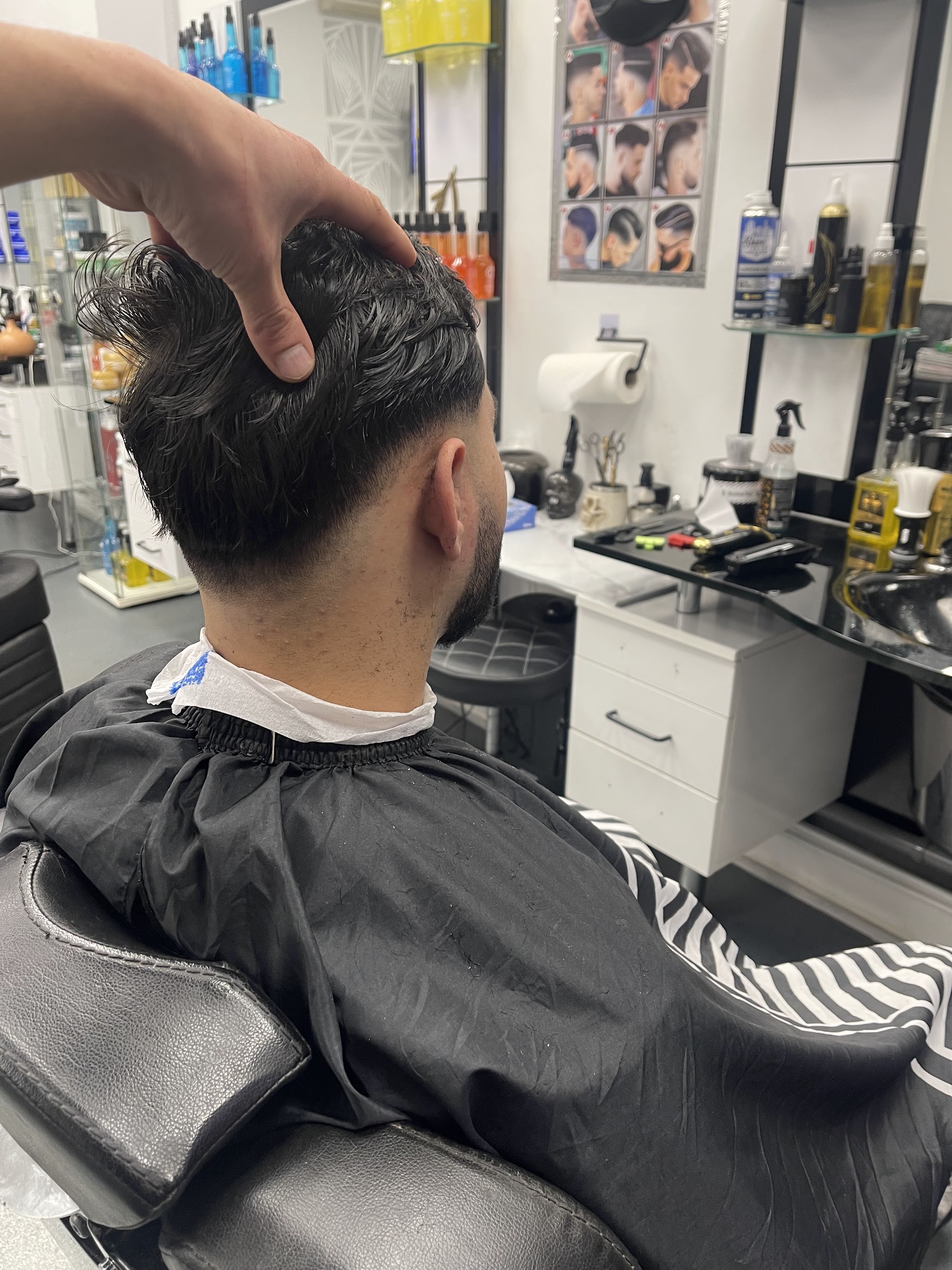 Vers geknipt donker haar met textuur, in de kappersstoel